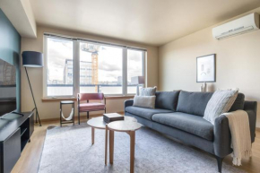 Queen Anne 1br w gym wd lounge roof deck SEA-568